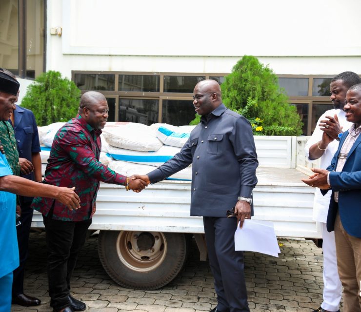 Minister Distributes free Fertilizers to Farmers
